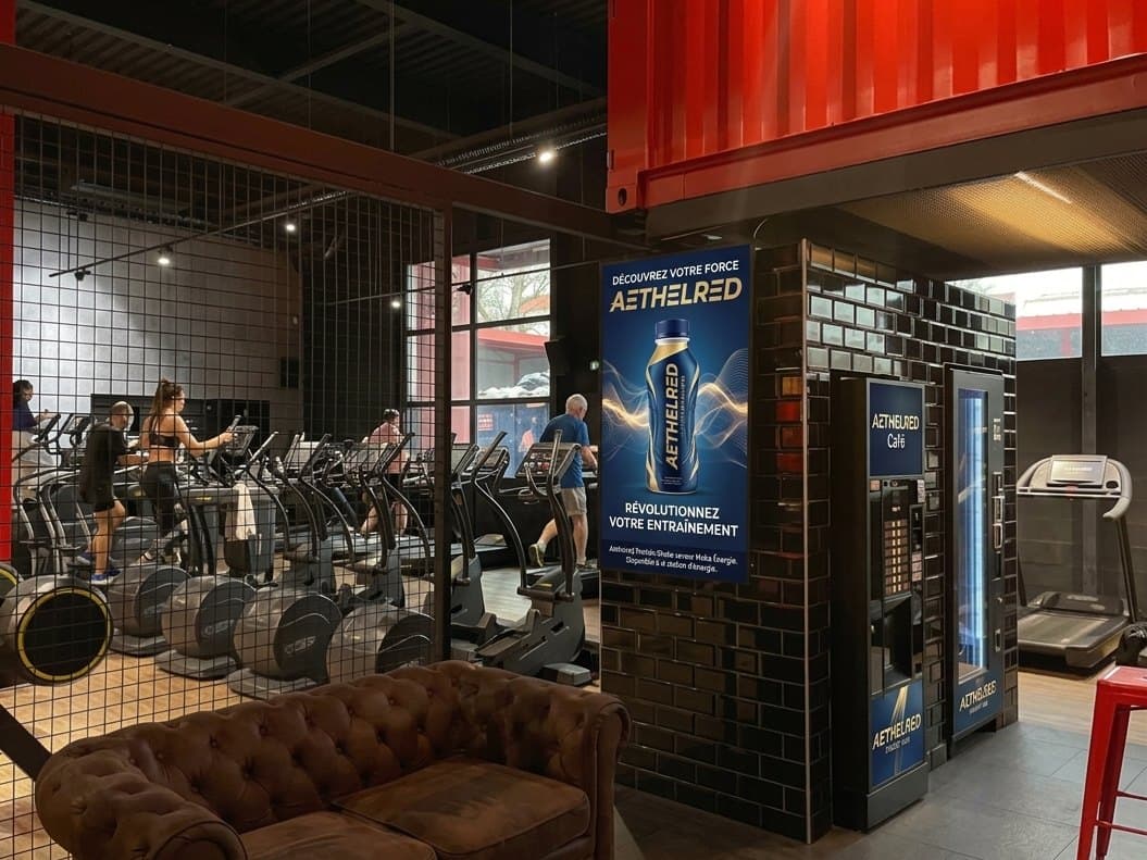 Un écran publicitaire près du distributeur d'une salle de sport