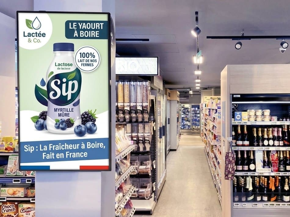 Un totem publicitaire dans le rayon d'une supérette